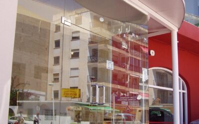 Transforma tu Oficina con Soluciones de Vidrio y Aluminio: 4 Razones para Apostar por Ellas