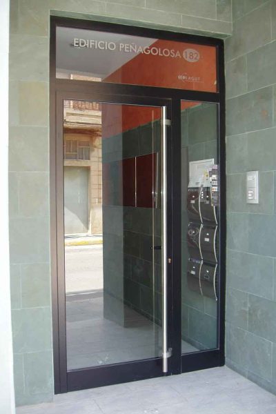 Dalumini-puerta-entrada-2