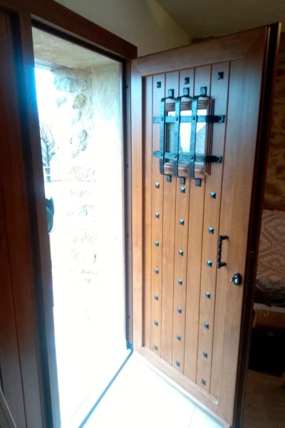 Dalumini-puerta-principal